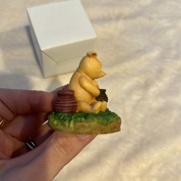 Lenox Winnie the Pooh Thimble collection figurine - Picture 7 of 7